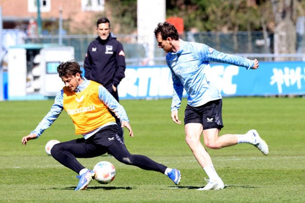 DEU, DFL, 2. FBL Hertha BSC, Training, 08.04.2026, Sportforum, Berlin, DEU, DFL, 2. FBL Hertha BSC, Training, im Bild Dawid Kownacki (Hertha BSC Berlin 9), Linus Gechter (Hertha BSC Berlin 44), Cheftrainer Stefan Leitl (Hertha BSC Berlin) DFL - regulations prohibit any use of Photographs as image sequences and or quasi-video