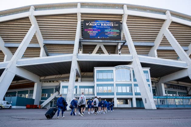 260408 The team of Sweden outside Ullevi arena ahead of a training session on April 8, 2026 in Göteborg. Photo: Daniel Stiller BILDBYRAN kod DS DS0569 fotboll football soccer fotball träning practice training sverige sweden dam bbeng Copyright: DANIELxSTILLER BB260408DS003