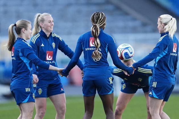GÖTEBORG, SVERIGE 20260408 Elma Junttila Nelhage nickar bollen under landslagets träning pa Ullevi i samband med att fotbollsdamerna samlas i Göteborg inför VM-kval. GÖTEBORG SVERIGE x9200x *** GÖTEBORG, SWEDEN 20260408 Elma Junttila Nelhage heads the ball during the national teams training at Ullevi as the womens soccer team gathers in Gothenburg for the World Cup qualifiers GÖTEBORG, SWEDEN x9200x  Copyright: xBjörnxLarssonxRosvall TTx TRÄNING DAMLANDSLAGET FOTBOLL