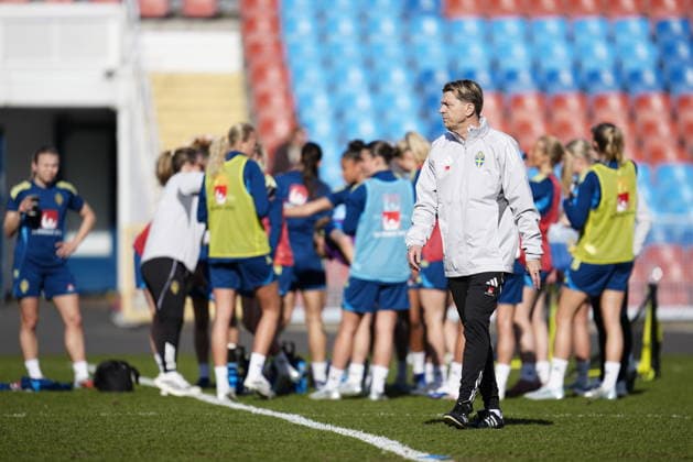 GÖTEBORG, SVERIGE 20260408 Damlandslagets förbundskapten Tony Gustavsson under landslagets träning pa Ullevi i samband med att fotbollsdamerna samlas i Göteborg inför VM-kval. GÖTEBORG SVERIGE x9200x