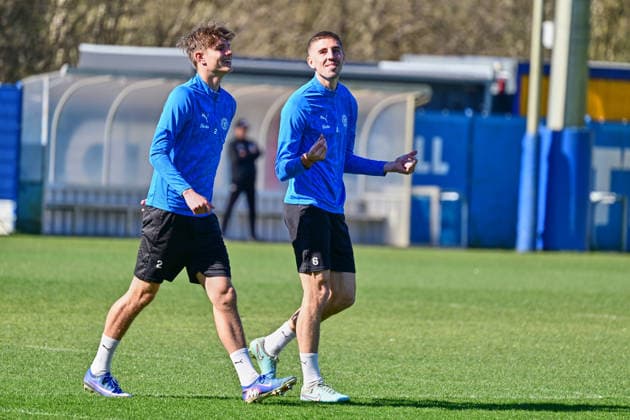 08.04.2026, Fußball, Herren, 2.BL, Saison 2025 2026, Training Holstein Kiel Frederik Roslyng (li.) mit Marko Ivezic Kiel, Projensdorf Projensdorf, Trainigsplatz Schleswig-Holstein Deutschland
