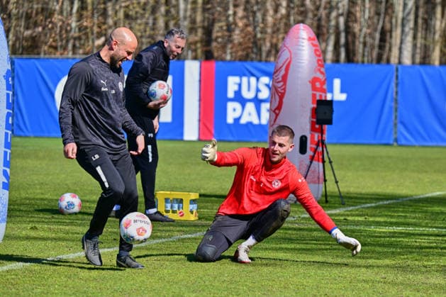 08.04.2026, Fußball, Herren, 2.BL, Saison 2025 2026, Training Holstein Kiel Torwart Timon Weiner Kiel, Projensdorf Projensdorf, Trainigsplatz Schleswig-Holstein Deutschland