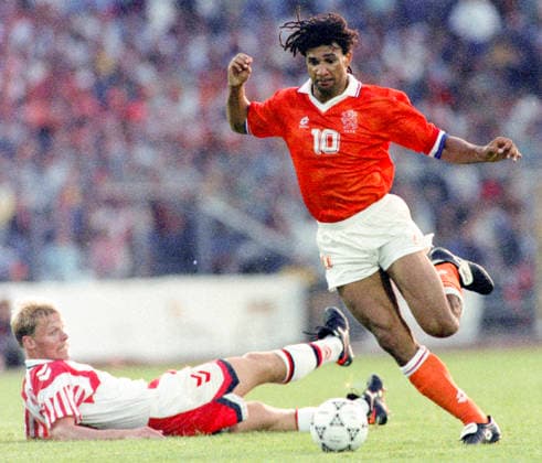 920622 Football, UEFA EURO, EM, Europameisterschaft,Fussball 1992 (Sweden), Semifinal, Netherlands - Denmark 2-2, 6-7 after extratime and penalties: Netherlands Ruud Gullit against Denmarks Henrik Andersen. Photo: BILDBYRAN M027_06 920622 scanx fotboll em1992 holland danmark nederlâˆöÂßnderna semifinal football soccer em em92 em 92 em 1992 1992 sverige sweden netherlands v denmark semi-final euro uefa euro 1992 euro1992 euro92 european championships europamâˆöÂßsterskap nya ullevi stadium goteborg gothenburg june 22 m027_06 bbeng dia  Copyright: BILDBYRAN BB920622BB061