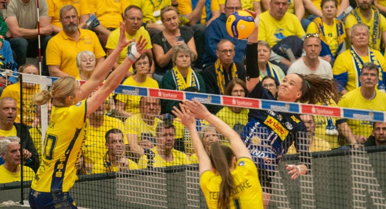 8.4.2026, Volleyball, Frauen, VBL, 1. VBL, 1. Volleyball-Bundesliga, Saison 2025 26, Playoffs, Halbfinale, 2. Spiel, SSC Palmberg Schwerin - VfB Suhl Lotto Thüringen, Laura Berger (VfB Suhl Lotto Thüringen, re.) gegen Jet Kok (SSC Palmberg Schwerin, li.) und Marije ten Brinke (SSC Palmberg Schwerin, Mitte) Schwerin Palmberg Arena Mecklenburg-Vorpommern Deutschland