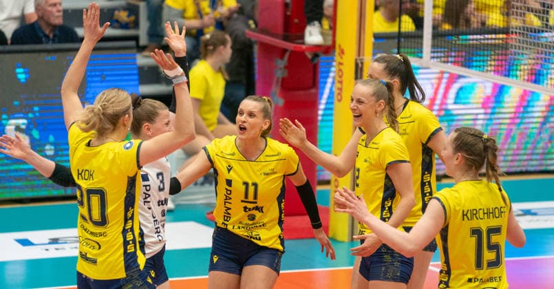 8.4.2026, Volleyball, Frauen, VBL, 1. VBL, 1. Volleyball-Bundesliga, Saison 2025 26, Playoffs, Halbfinale, 2. Spiel, SSC Palmberg Schwerin - VfB Suhl Lotto Thüringen, Die Spielerinnen des SSC Palmberg Schwerin jubeln. Schwerin Palmberg Arena Mecklenburg-Vorpommern Deutschland