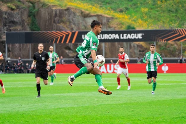 Braga v Real Betis. Europa League Real Betis player Cucho Hernandez, during the Europa Leage match, between Braga and Real Betis played at Braga Municipal Stadium on April 8, 2026 in Braga, Portugal Braga Portugal Copyright: xAdrianxFernandezx xAgenciaxLOFx