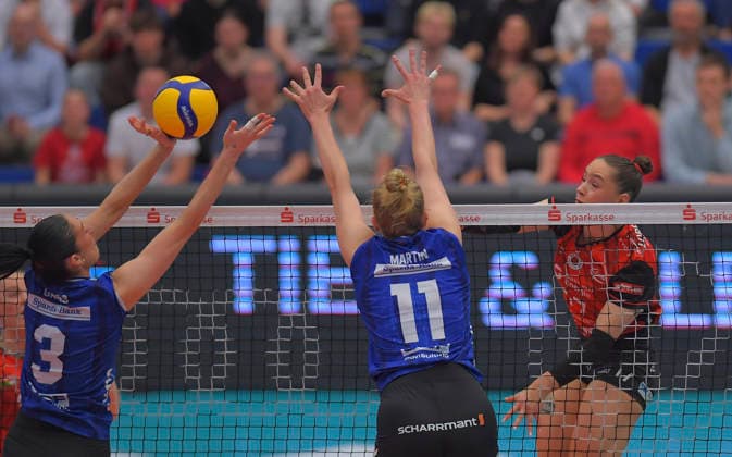 8. April 2026, Dresdens Lorena Lorber Fijok gegen Stuttgarts Jasmine Gross und Pauline Martin, Volleyball, Bundesliga, Dresdner SC - Allianz MTV Stuttgart, Halbfinale, (c) Dresden