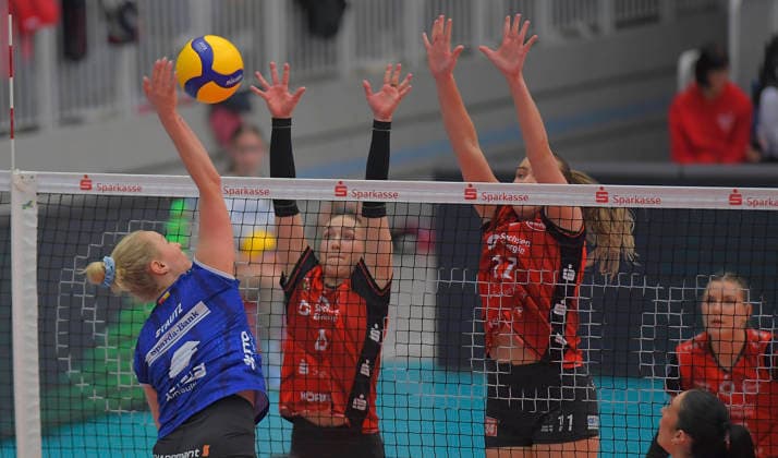 8. April 2026, Stuttgarts Antonia Stautz und Dresdens Jette Kuipers und Dresdens Amanda Siksna, Volleyball, Bundesliga, Dresdner SC - Allianz MTV Stuttgart, Halbfinale, (c) Dresden