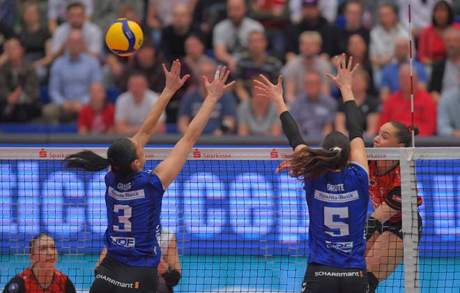 8. April 2026, Dresdens Lorena Lorber Fijok schmettert, Stuttgarts Jasmine Gross und Lydia Grote blocken, Volleyball, Bundesliga, Dresdner SC - Allianz MTV Stuttgart, Halbfinale, (c) Dresden