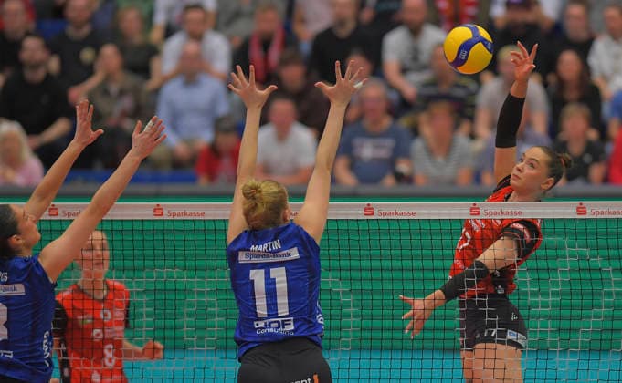8. April 2026, Dresdens Lorena Lorber Fijok gegen Stuttgarts Pauline Martin, Volleyball, Bundesliga, Dresdner SC - Allianz MTV Stuttgart, Halbfinale, (c) Dresden
