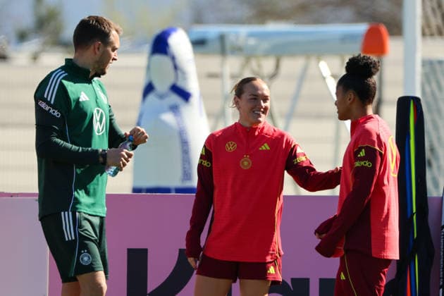 Herzogenaurach, Deutschland 08. April 2026: Training der deutschen Fußballnationalmannschaft der Frauen zur Vorbereitung auf die WM-Qualifikation in Herzogenaurach Im Bild: v.li. Athletiktrainer Julius Balsmeier (Deutschland), Lisanne Gräwe Graewe (Deutschland), Shekiera Martinez (Deutschland) Copyright: HMBxMedia MadeleinexFantini