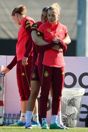 Herzogenaurach, Deutschland 08. April 2026: Training der deutschen Fußballnationalmannschaft der Frauen zur Vorbereitung auf die WM-Qualifikation in Herzogenaurach Im Bild: v.li. Selina Cerci (Deutschland) und Laura Freigang (Deutschland) Copyright: HMBxMedia MadeleinexFantini