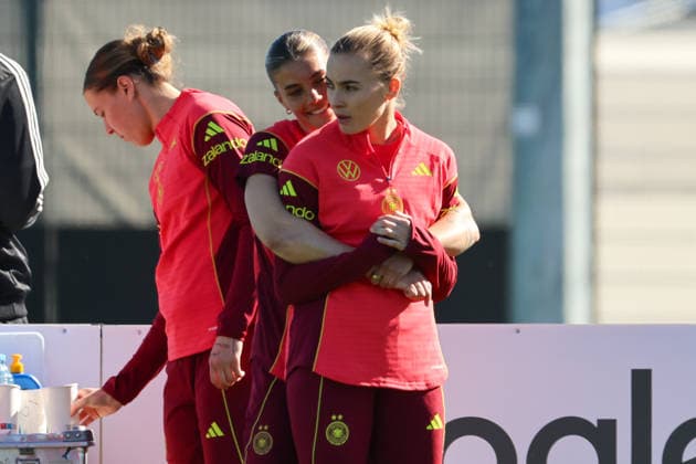 Herzogenaurach, Deutschland 08. April 2026: Training der deutschen Fußballnationalmannschaft der Frauen zur Vorbereitung auf die WM-Qualifikation in Herzogenaurach Im Bild: v.li. Larissa Mühlhaus Muehlhaus (Deutschland), Selina Cerci (Deutschland) und Laura Freigang (Deutschland) Copyright: HMBxMedia MadeleinexFantini