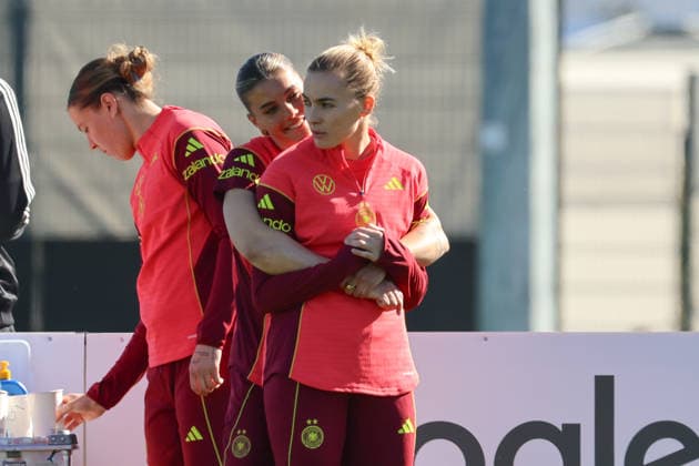 Herzogenaurach, Deutschland 08. April 2026: Training der deutschen Fußballnationalmannschaft der Frauen zur Vorbereitung auf die WM-Qualifikation in Herzogenaurach Im Bild: v.li. Selina Cerci (Deutschland) und Laura Freigang (Deutschland) Copyright: HMBxMedia MadeleinexFantini