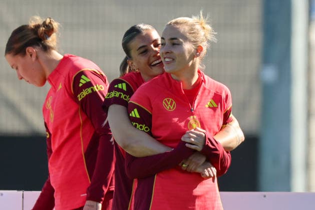 Herzogenaurach, Deutschland 08. April 2026: Training der deutschen Fußballnationalmannschaft der Frauen zur Vorbereitung auf die WM-Qualifikation in Herzogenaurach Im Bild: v.li. Selina Cerci (Deutschland) und Laura Freigang (Deutschland) Copyright: HMBxMedia MadeleinexFantini