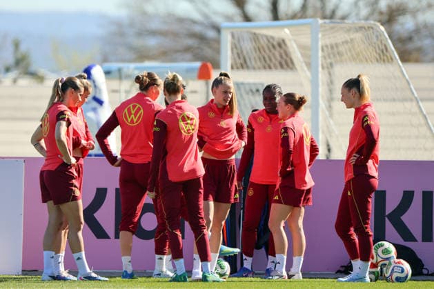 Herzogenaurach, Deutschland 08. April 2026: Training der deutschen Fußballnationalmannschaft der Frauen zur Vorbereitung auf die WM-Qualifikation in Herzogenaurach Im Bild: v.li. Selina Cerci (Deutschland), Larissa Mühlhaus Muehlhaus (Deutschland), Laura Freigang (Deutschland), Vivien Endemann (Deutschland), Nicole Anyomi (Deutschland), Lisanne Gräwe Graewe (Deutschland) und Sarai Linder (Deutschland) Copyright: HMBxMedia MadeleinexFantini