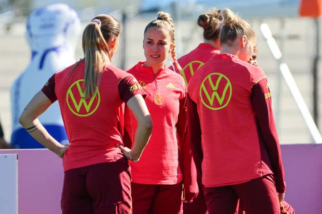 Herzogenaurach, Deutschland 08. April 2026: Training der deutschen Fußballnationalmannschaft der Frauen zur Vorbereitung auf die WM-Qualifikation in Herzogenaurach Im Bild: v.li. Selina Cerci (Deutschland) und Giulia Gwinn (Deutschland) Copyright: HMBxMedia MadeleinexFantini