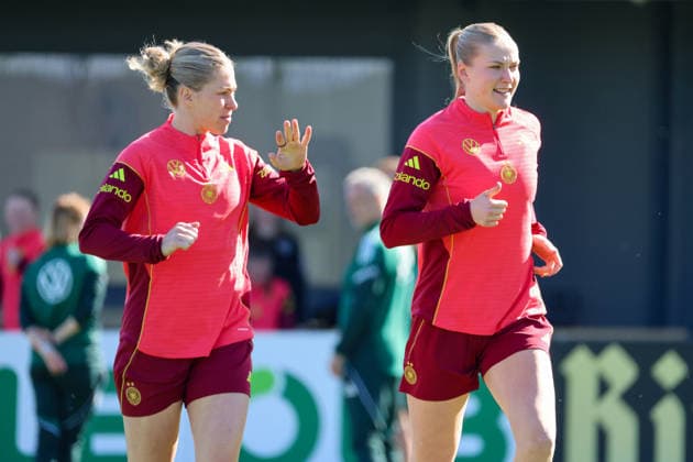 Herzogenaurach, Deutschland 08. April 2026: Training der deutschen Fußballnationalmannschaft der Frauen zur Vorbereitung auf die WM-Qualifikation in Herzogenaurach Im Bild: v.li. Rebecca Knaak (Deutschland) und Camilla Küver Kuever (Deutschland) Copyright: HMBxMedia MadeleinexFantini