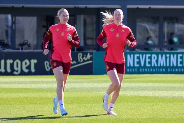 Herzogenaurach, Deutschland 08. April 2026: Training der deutschen Fußballnationalmannschaft der Frauen zur Vorbereitung auf die WM-Qualifikation in Herzogenaurach Im Bild: v.li. Rebecca Knaak (Deutschland) und Camilla Küver Kuever (Deutschland) Copyright: HMBxMedia MadeleinexFantini
