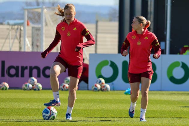 Herzogenaurach, Deutschland 08. April 2026: Training der deutschen Fußballnationalmannschaft der Frauen zur Vorbereitung auf die WM-Qualifikation in Herzogenaurach Im Bild: v.li. Sjoeke Nüsken Nuesken (Deutschland) und Elisa Senß Senss (Deutschland) Copyright: HMBxMedia MadeleinexFantini