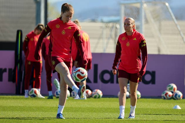Herzogenaurach, Deutschland 08. April 2026: Training der deutschen Fußballnationalmannschaft der Frauen zur Vorbereitung auf die WM-Qualifikation in Herzogenaurach Im Bild: v.li. Sjoeke Nüsken Nuesken (Deutschland) und Elisa Senß Senss (Deutschland) Copyright: HMBxMedia MadeleinexFantini