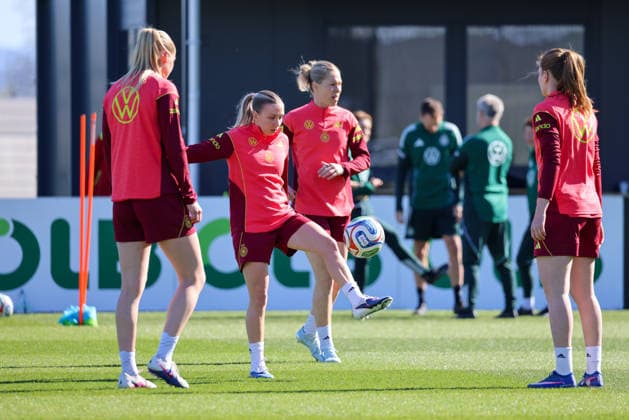 Herzogenaurach, Deutschland 08. April 2026: Training der deutschen Fußballnationalmannschaft der Frauen zur Vorbereitung auf die WM-Qualifikation in Herzogenaurach Im Bild: v.li. Camilla Küver Kuever (Deutschland), Elisa Senß Senss (Deutschland) und Sjoeke Nüsken Nuesken (Deutschland) Copyright: HMBxMedia MadeleinexFantini