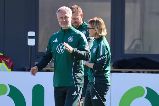 Herzogenaurach, Deutschland 08. April 2026: Training der deutschen Fußballnationalmannschaft der Frauen zur Vorbereitung auf die WM-Qualifikation in Herzogenaurach Im Bild: v.li. Bundestrainer Christian Wück (Deutschland), Athletiktrainer Julius Balsmeier (Deutschland) und Co-Trainerin Saskia Bartusiak (Deutschland) Copyright: HMBxMedia MadeleinexFantini