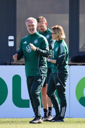 Herzogenaurach, Deutschland 08. April 2026: Training der deutschen Fußballnationalmannschaft der Frauen zur Vorbereitung auf die WM-Qualifikation in Herzogenaurach Im Bild: v.li. Bundestrainer Christian Wück (Deutschland), Athletiktrainer Julius Balsmeier (Deutschland) und Co-Trainerin Saskia Bartusiak (Deutschland) Copyright: HMBxMedia MadeleinexFantini