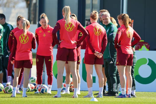 Herzogenaurach, Deutschland 08. April 2026: Training der deutschen Fußballnationalmannschaft der Frauen zur Vorbereitung auf die WM-Qualifikation in Herzogenaurach Im Bild: Die Spielerinnen der deutschen Fußballnationalmannschaft der Frauen im Mannschaftskreis zur Teambesprechung mit Bundestrainer Christian Wück Wueck (Deutschland) Copyright: HMBxMedia MadeleinexFantini