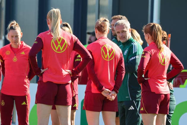Herzogenaurach, Deutschland 08. April 2026: Training der deutschen Fußballnationalmannschaft der Frauen zur Vorbereitung auf die WM-Qualifikation in Herzogenaurach Im Bild: Die Spielerinnen der deutschen Fußballnationalmannschaft der Frauen im Mannschaftskreis zur Teambesprechung mit Bundestrainer Christian Wück Wueck (Deutschland) Copyright: HMBxMedia MadeleinexFantini