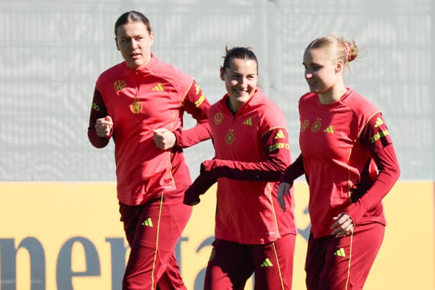 Herzogenaurach, Deutschland 08. April 2026: Training der deutschen Fußballnationalmannschaft der Frauen zur Vorbereitung auf die WM-Qualifikation in Herzogenaurach Im Bild: v.li. Larissa Mühlhaus Muehlhaus (Deutschland), Carlotta Wamser (Deutschland) und Jella Veit (Deutschland) Copyright: HMBxMedia MadeleinexFantini