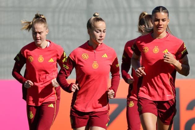 Herzogenaurach, Deutschland 08. April 2026: Training der deutschen Fußballnationalmannschaft der Frauen zur Vorbereitung auf die WM-Qualifikation in Herzogenaurach Im Bild: v.li. Janina Minge (Deutschland), Giulia Gwinn (Deutschland) und Selina Cerci (Deutschland) Copyright: HMBxMedia MadeleinexFantini