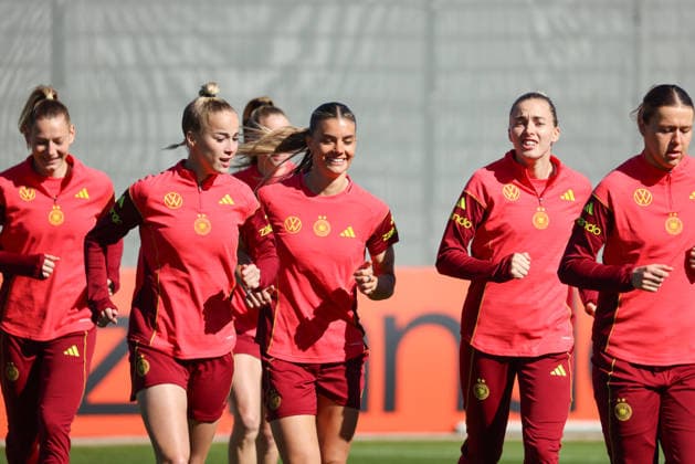 Herzogenaurach, Deutschland 08. April 2026: Training der deutschen Fußballnationalmannschaft der Frauen zur Vorbereitung auf die WM-Qualifikation in Herzogenaurach Im Bild: v.li. Sarai Linder (Deutschland), Giulia Gwinn (Deutschland), Selina Cerci (Deutschland), Laura Freigang (Deutschland) und Larissa Mühlhaus Muehlhaus (Deutschland) Copyright: HMBxMedia MadeleinexFantini