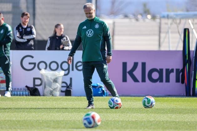 Herzogenaurach, Deutschland 08. April 2026: Training der deutschen Fußballnationalmannschaft der Frauen zur Vorbereitung auf die WM-Qualifikation in Herzogenaurach Im Bild: Bundestrainer Christian Wück Wueck (Deutschland) Copyright: HMBxMedia MadeleinexFantini