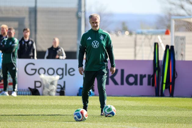 Herzogenaurach, Deutschland 08. April 2026: Training der deutschen Fußballnationalmannschaft der Frauen zur Vorbereitung auf die WM-Qualifikation in Herzogenaurach Im Bild: Bundestrainer Christian Wück Wueck (Deutschland) Copyright: HMBxMedia MadeleinexFantini
