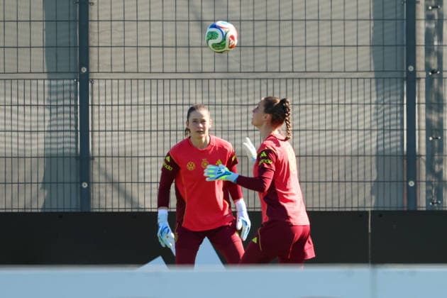 Herzogenaurach, Deutschland 08. April 2026: Training der deutschen Fußballnationalmannschaft der Frauen zur Vorbereitung auf die WM-Qualifikation in Herzogenaurach Im Bild: v.li. Torhüterin Stina Johannes (Deutschland) und Torhüterin Ena Mahmutovic (Deutschland) Copyright: HMBxMedia MadeleinexFantini