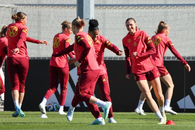 Herzogenaurach, Deutschland 08. April 2026: Training der deutschen Fußballnationalmannschaft der Frauen zur Vorbereitung auf die WM-Qualifikation in Herzogenaurach Im Bild: v.li. Larissa Mühlhaus Muehlhaus (Deutschland), Jella Veit (Deutschland), Shekiera Martinez (Deutschland) und Jule Brand (Deutschland) Copyright: HMBxMedia MadeleinexFantini