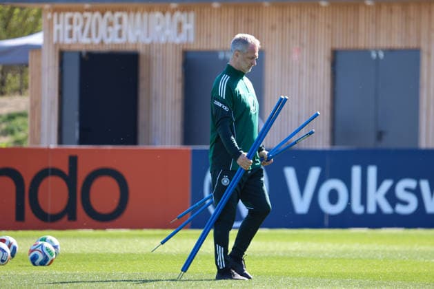 Herzogenaurach, Deutschland 08. April 2026: Training der deutschen Fußballnationalmannschaft der Frauen zur Vorbereitung auf die WM-Qualifikation in Herzogenaurach Im Bild: Bundestrainer Christian Wück Wueck (Deutschland) Copyright: HMBxMedia MadeleinexFantini