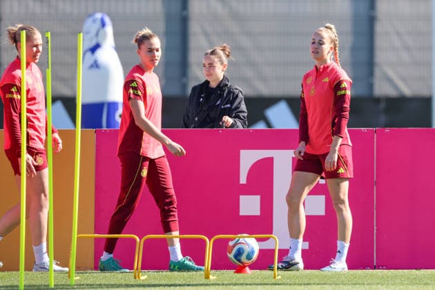 Herzogenaurach, Deutschland 08. April 2026: Training der deutschen Fußballnationalmannschaft der Frauen zur Vorbereitung auf die WM-Qualifikation in Herzogenaurach Im Bild: v.li. Rebecca Knaak (Deutschland), Laura Freigang (Deutschland) und Giulia Gwinn (Deutschland) Copyright: HMBxMedia MadeleinexFantini