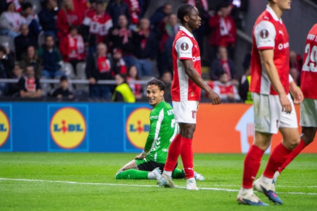 April 8, 2026, Braga, Braga, Portugal: BRAGA, PORTUGAL - APRIL 08: ANTONY of Real Betis is seen reacting after a big opportunity during the UEFA Europa League 2025 26 Quarter-Final Leg One match between SC Braga and Real Betis Balompie at Estadio Municipal de Braga on April 08, 2026 in Braga, Portugal. Braga Portugal - ZUMAl192 20260408_zsp_l192_080 Copyright: xMiguelxLemosx
