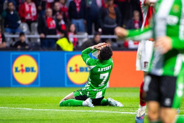 April 8, 2026, Braga, Braga, Portugal: BRAGA, PORTUGAL - APRIL 08: ANTONY of Real Betis is seen reacting after a big opportunity during the UEFA Europa League 2025 26 Quarter-Final Leg One match between SC Braga and Real Betis Balompie at Estadio Municipal de Braga on April 08, 2026 in Braga, Portugal. Braga Portugal - ZUMAl192 20260408_zsp_l192_075 Copyright: xMiguelxLemosx