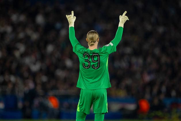 Football - UEFA Champions League - Quarter-Final - 1st Leg - Paris Saint-Germain FC v Liverpool FC PARIS, FRANCE - Wednesday, April 8, 2026: Paris Saint-Germain s goalkeeper Matvei Safonov before the UEFA Champions League Quarter-Final 1st Leg match between Paris Saint-Germain FC and Liverpool FC at the Parc des Princes. (Photo by David Rawcliffe Propaganda) PARIS Parc des Princes ÃŽLE-DE-FRANCE FRANCE  Copyright: xDavidxRawcliffex P2026-04-08-PSG_Liverpool-33
