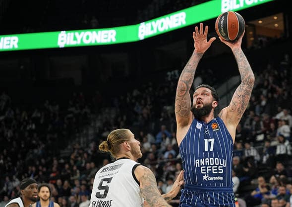 Anadolu Efes v Partizan - EuroLeague ISTANBUL, TURKIYE - APRIL 8: Vincent Poirier (C) of Anadolu Efes in action against Dylan Osetkowski (5) of Partizan during the Turkish Airlines EuroLeague Round 36 game at the Turkcell Basketball Development Center, on April 8, 2026, in Istanbul, Turkiye. Esra Bilgin Anadolu Istanbul Turkey. Editorial use only. Please get in touch for any other usage.  Copyright: x2026xAnadoluxEsraxBilginx