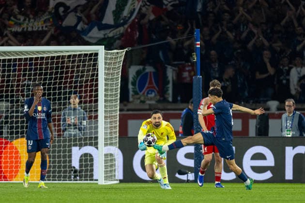 Football - UEFA Champions League - Quarter-Final - 1st Leg - Paris Saint-Germain FC v Liverpool FC PARIS, FRANCE - Wednesday, April 8, 2026: Liverpool s goalkeeper Giorgi Mamardashvili tries to clear the ball whilst Paris Saint-Germain s Achraf Hakimi (R) comes running in during the UEFA Champions League Quarter-Final 1st Leg match between Paris Saint-Germain FC and Liverpool FC at the Parc des Princes. (Photo by David Rawcliffe Propaganda) PARIS Parc des Princes ÃŽLE-DE-FRANCE FRANCE  Copyright: xDavidxRawcliffex P2026-04-08-PSG_Liverpool-62