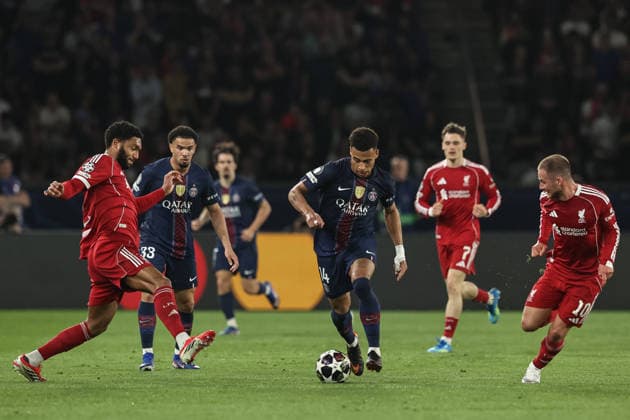 UEFA Champions League Quarter Finals Paris Saint-Germain v Liverpool Desire Doue of Paris Saint-Germain breaks with the ball with Joe Gomez and Alexis Mac Allister of Liverpool tracking him during the UEFA Champions League Quarter Finals match Paris Saint-Germain vs Liverpool at Parc des Princes, Paris, France on 08 April 2026 (Photo by Alfie Cosgrove News Images) Paris Parc des Princes Paris France Copyright: xAlfiexCosgrove NewsxImagesx
