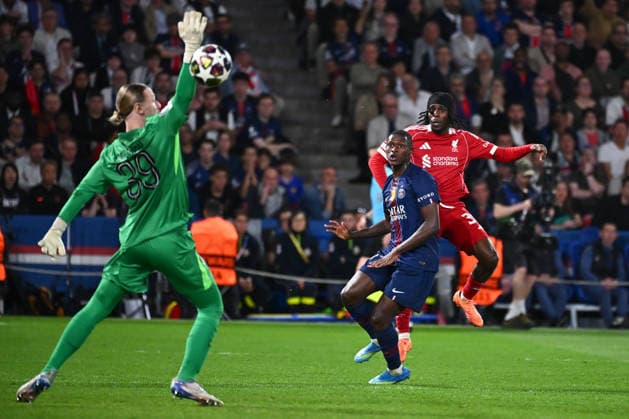 FOOTBALL : PSG vs Liverpool - Ligue des Champions - 08 04 2026 Jeremie Frimpong of Liverpool and TAVARES Nuno MENDES of Paris Saint Germain during the UEFA Champions League match between Paris Saint Germain and Liverpool FC at Parc Des Princes on April 08 , 2026 in Paris, France. ( Photo by Federico Pestellini PsnewZ ) ParisFrance  Copyright: xFedericoxPestellinix