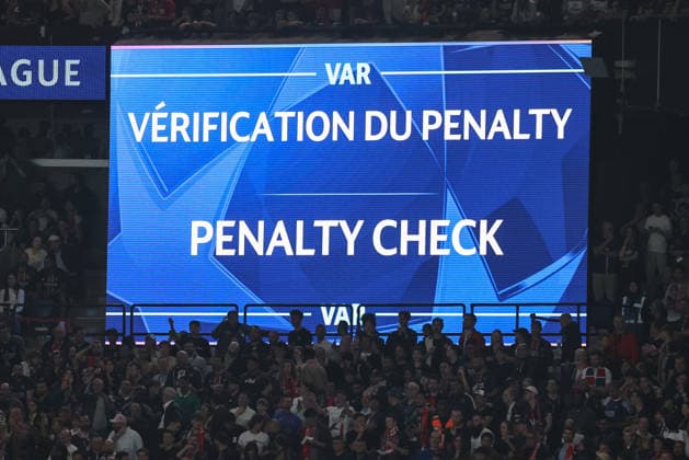 UEFA Champions League Quarter Finals Paris Saint-Germain v Liverpool VAR penalty check on the Ibrahima Konate of Liverpool foul on Warren Zaire-Emery of Paris Saint-Germain, ruling no foul during the UEFA Champions League Quarter Finals match Paris Saint-Germain vs Liverpool at Parc des Princes, Paris, France on 08 April 2026 (Photo by Alfie Cosgrove News Images) Paris Parc des Princes Paris France Copyright: xAlfiexCosgrove NewsxImagesx