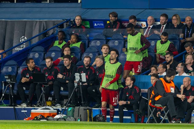 Football - UEFA Champions League - Quarter-Final - 1st Leg - Paris Saint-Germain FC v Liverpool FC PARIS, FRANCE - Wednesday, April 8, 2026: Liverpool s Curtis Jones and Alexander Isak are sent to warm up whilst Mohamed Salah is left on the bench during the UEFA Champions League Quarter-Final 1st Leg match between Paris Saint-Germain FC and Liverpool FC at the Parc des Princes. (Photo by David Rawcliffe Propaganda) PARIS Parc des Princes ÃŽLE-DE-FRANCE FRANCE  Copyright: xDavidxRawcliffex P2026-04-08-PSG_Liverpool-111