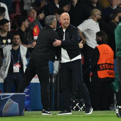 PSG v Liverpool - UEFA Champions League Quarter-finals PARIS, FRANCE - APRIL 8: Head Coach of PSG Luis Enrique (L) and Head Coach of Liverpool Arne Slot (R) during the UEFA Champions League 2025 26 Quarter-Final First Leg match between Paris Saint-Germain and Liverpool FC at Parc des Princes in Paris, France, on April 8, 2026. Mustafa Yalcin Anadolu Paris France. Editorial use only. Please get in touch for any other usage.  Copyright: x2026xAnadoluxMustafaxYalcinx