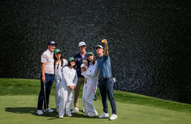 260408 Maverick McNealy of the United States, wife Maya McNealy, Matt McCarty of the United States, wife Madi McCarty, Johnny Keefer of the United States and fiancee Hitomi Chilcutt take a selfie during the Par Three Contest prior to the 2026 Masters Golf Tournament on April 8, 2026 in Augusta. Photo: Petter Arvidson BILDBYRAN kod PA PA1192 golf masters bbeng the masters augusta Copyright: PETTERxARVIDSON BB260408PA070